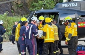 Motorista é resgatado de caminhão após colisão e queda em ribanceira no Oeste