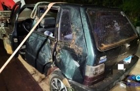 Motorista fica ferido após veículo sair da pista e capotar durante a madrugada
