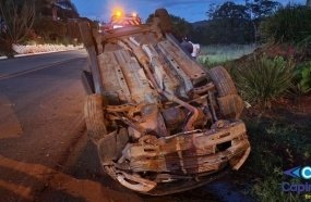 Jovem fica ferida após carro colidir contra barranco e capotar na SC-150