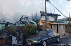 Incêndio de grandes proporções atinge três residências em Videira