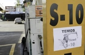 Governo anuncia pacote para conter alta dos combustíveis 