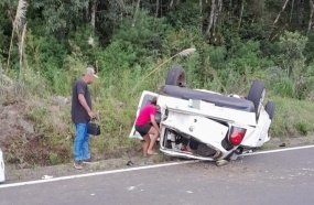 Veículo ocupado por quatro pessoas capota após sair da pista 