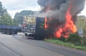 Motorista de empresa de Treze Tílias morre em colisão com incêndio na BR-153