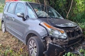 Mulher fica ferida após colisão entre carro e carreta na SC-452