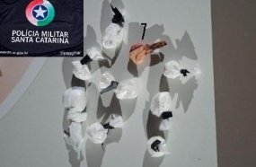 Jovem é preso por tráfico após tentar se desfazer de drogas