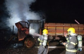 Incêndio destrói cabine de caminhão em pátio de ferro-velho