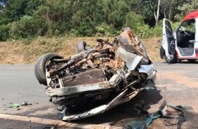 Motorista fica ferido após colisão seguida de capotamento na BR-282