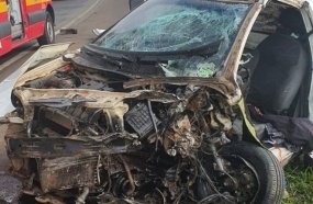 Colisão frontal entre carro e picape deixa condutor preso às ferragens na BR-282