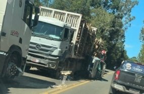 Carro é prensado por caminhões durante ultrapassagem proibida na SC-135