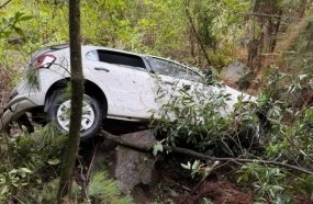Carro com quatro ocupantes cai em penhasco em Catanduvas 