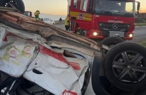 Colisão seguida de capotamento deixa dois feridos na BR-470