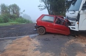 Colisão frontal entre carro e caminhão mata motorista no Oeste 