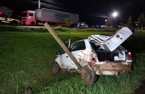 Motorista é ejetado após carro sair da pista e capotar na BR-282