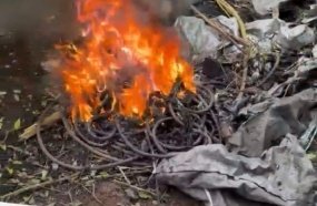 PM flagra trio queimando fios para extrair o cobre após furto em comércio