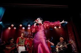 Joaçaba recebe espetáculo ‘Desapreço’ da cantora Joana Castanheira