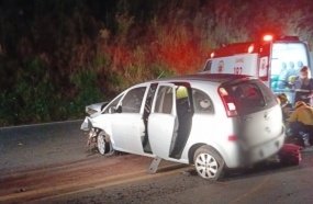 Colisão contra barranco deixa quatro feridos na BR-470