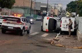 Motorista de picape fica ferido após colisão seguida de tombamento