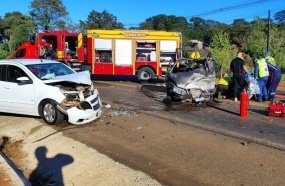 Condutora é resgatada em estado grave após colisão entre três veículos na SC-480