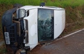 Família fica ferida após capotamento de utilitário na SC-154