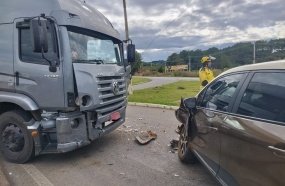 Colisão em trevo envolve caminhão e dois automóveis na BR-282