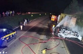 Carreta container carregada com vidros pega fogo na BR-470