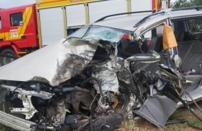 Colisão frontal entre carro e caminhão deixa três feridos na BR-282