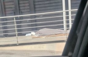 Homem é flagrado dormindo em rampa de prédio no centro de Joaçaba