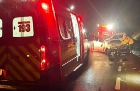 Condutor fica ferido após carro colidir contra ponto de ônibus na SC-150