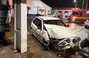 Colisão de carro contra poste deixa jovem ferido na região