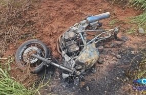 Motocicleta é destruída por incêndio após saída de pista