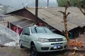 Motorista é resgatada após colisão de veículo contra residência