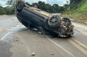 Motorista sofre apenas escoriações após capotar veículo na BR-153