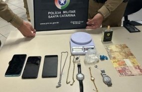Dupla é presa com drogas após ser abordada com veículo furtado 