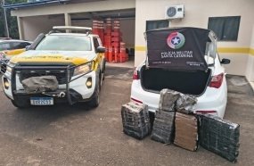 Motorista abandona carro com quase 100 kg de maconha após perseguição policial 