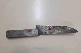 PM usa arma de choque para conter homem que ameaçava esposa e filha com faca