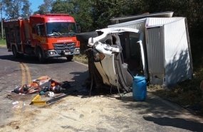Colisão entre caminhões deixa condutores presos às ferragens na SC-155