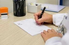 Médica é condenada por prescrição irregular de medicamentos