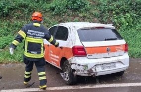 Veículo capota após sair da pista em uma curva da BR-282