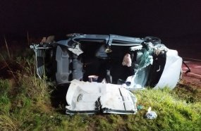 Mulher fica presa às ferragens após colisão entre carro e caminhão na BR-153