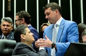 Congresso derruba veto e reduz pena de condenados por atos golpistas