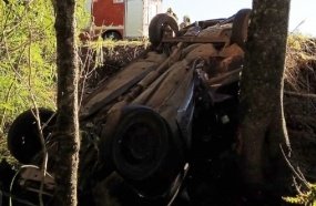 Três pessoas ficam feridas após carro cair em barranco na BR-282