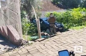 Veículo desgovernado invade terreno de residência em Herval d’Oeste