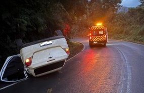 Capotamento de veículo deixa condutor ferido na SC-464