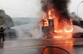 Carreta carregada com calcário pega fogo na BR-116
