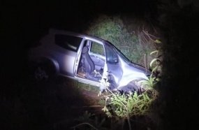 Veículo sai da pista durante a madrugada e passageiras são levadas ao hospital
