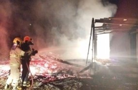 Casa de madeira é destruída por incêndio no interior de Tangará