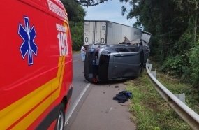 Carro tomba após colisão com caminhão na SC-135