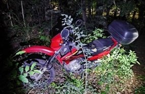 PM localiza moto furtada escondida em área de mata em Joaçaba