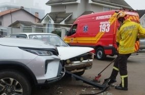 Criança fica ferida após colisão entre dois veículos em cruzamento