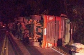 Motorista escapa com ferimentos leves após tombamento de carreta na SC-452